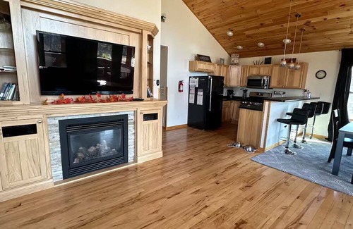 New Lisbon Cabin | Charming 2-bedroom Loft cabin in serene New Lisbon