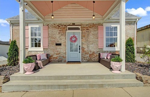 Waterloo Cottage | Charming 2-bedroom cottage with Patio in Waterloo