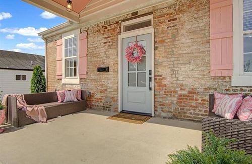 Waterloo Cottage | Charming 2-bedroom cottage with Patio in Waterloo