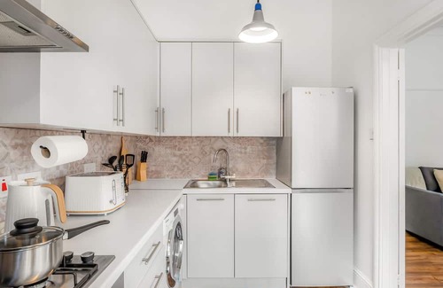 Croham Apartment | Stylish 1BR Flat|Terrace|Free Parking|Rail Station