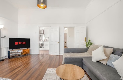 Croham Apartment | Stylish 1BR Flat|Terrace|Free Parking|Rail Station