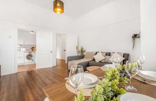 Croham Apartment | Stylish 1BR Flat|Terrace|Free Parking|Rail Station