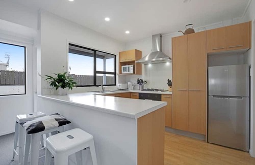 Parnell Apartment | Parnell Home with Pool, Parking and Rangitoto View