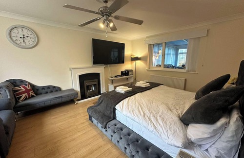 Clacton-on-Sea House | 4 Bedroom Seaside House in Clacton-on-Sea Sleeps 8