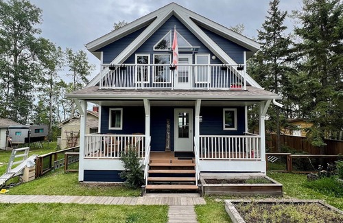 Division No. 8 Cabin | Spacious four season lake front Cabin on Gull Lake