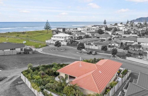 Whakatane House | Private Coastal Sanctuary, 100m from the beach