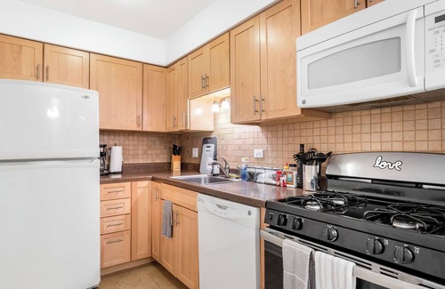 Lake View East Apartment | Pristine Lakeview l Boystown l Wrigley Haven l Beach