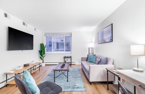 Lake View East Apartment | Pristine Lakeview l Boystown l Wrigley Haven l Beach