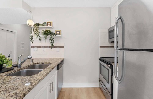 Connaught Apartment | 13th Ave - DT Calgary - 2BD 2BA - Sleeps 5