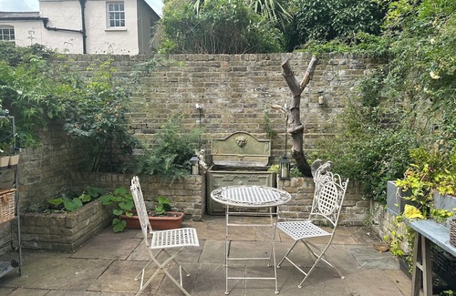 Churchill Cottage | Cosy city retreat in Belgravia. Pet-Friendly!
