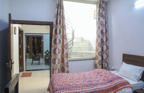 Taj Ganj Bed & Breakfast | Aradhana's Home Stay Deluxe Room