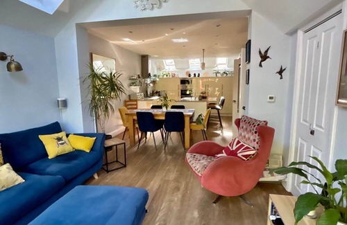 Richmond-upon-Thames House | Beautiful 4 Bed. Central Teddington