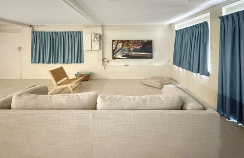 Kenmore House | Spacious Family Retreat with Pool/Pet friendly