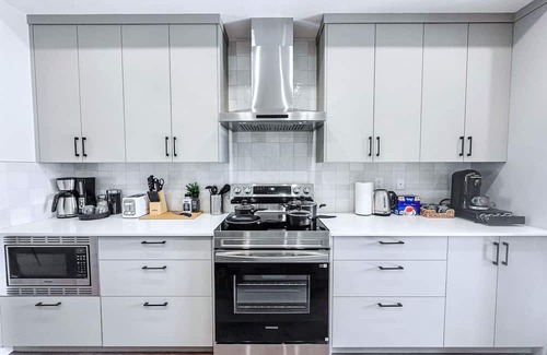 Keith House | New Modern 5BR|3.5BA|2 Living Rms|2Full Kitchen|Arcade Games|near Banff|Sleep10