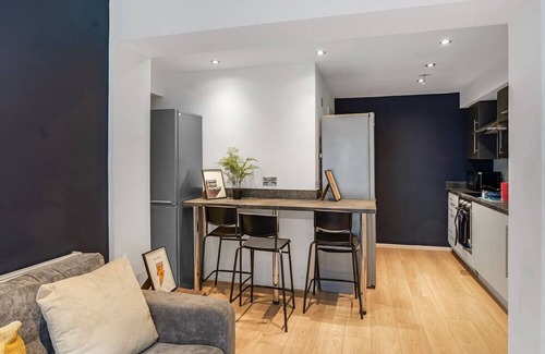 Wigan House | Contractor Friendly - Discounts, Group Stays, Families, Free Wi-Fi, Free Parking