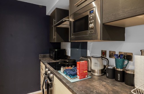 Wigan House | Contractor Friendly - Discounts, Group Stays, Families, Free Wi-Fi, Free Parking