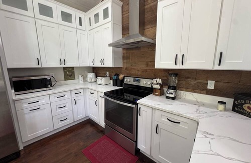 Duncanville House | Legends Lodge: A woodland retreat near University of Alabama!