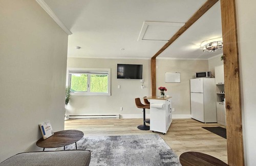 Rutland Cottage | Private carriage house w/Hot tub &Pool