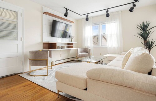 White Plains House | Prime Luxury NY: Free Parking + Mins to Downtown Left Side