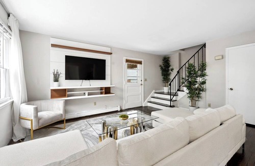 White Plains House | Luxury Designer Home near NYC + Free Parking Right Side
