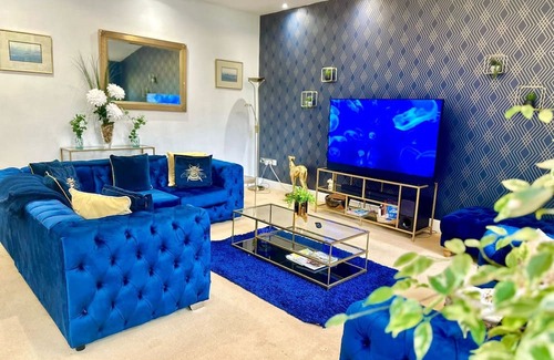 Usk House | 4 Bed Modern Home Near Top Attractions in Usk