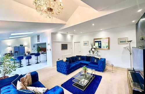 Usk House | 4 Bed Modern Home Near Top Attractions in Usk