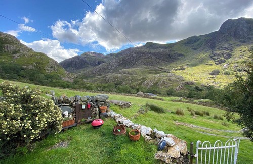 Llanberis Cottage | 19th century Snowdonia Mountain Cottage Peaceful & Tranquil (Pet Friendly)