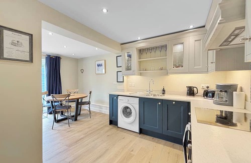 Grantham Cottage | Sleeps 6, lovely 3-bedroom cottage in Harlaxton Village