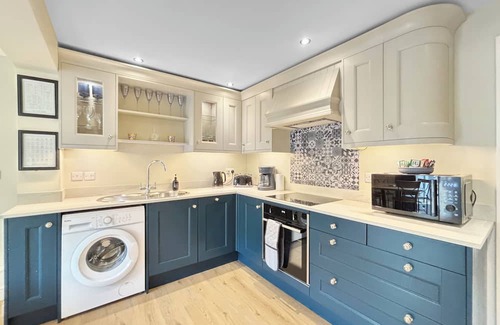 Grantham Cottage | Sleeps 6, lovely 3-bedroom cottage in Harlaxton Village