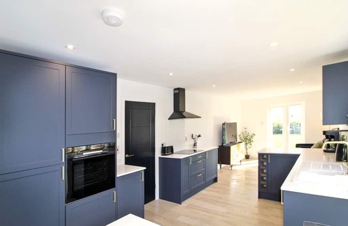 Attleborough House | Bright & Stylish 2 Bedroom Bungalow Retreat in Attleborough