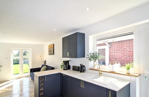 Attleborough House | Bright & Stylish 2 Bedroom Bungalow Retreat in Attleborough