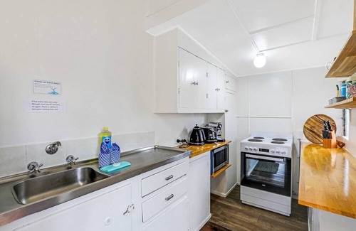 Amity Point House | Tally-Ho is a beach shack positioned centrally in Amity Point.
