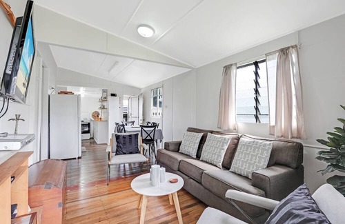 Amity Point House | Tally-Ho is a beach shack positioned centrally in Amity Point.