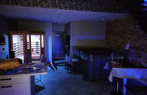 Saint-Julien-sur-Garonne Apartment | Apartment 'Love Room De Luxe Lovalcove'