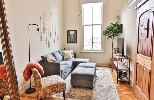 Monroe Apartment | Lookout Loft over the Monroe Square