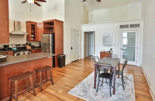 Monroe Apartment | Lookout Loft over the Monroe Square