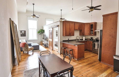 Monroe Apartment | Lookout Loft over the Monroe Square