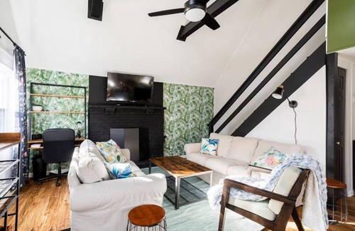 East Stroudsburg House | Burntwood Cabin - Poconos