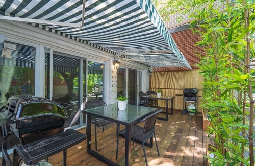 Cote-Des-Neiges—Notre-Dame-De-Grace Apartment | Charming studio w/Patio/parking