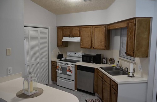 Greenville Apartment | Charming 2-bedroom apartment with Great central location in Greenville