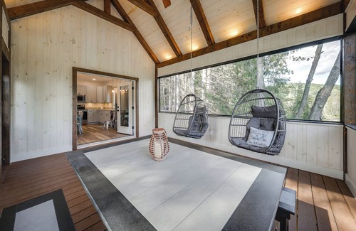New Albany House | Petting Zoo Barn & Pond Access: New Albany Retreat