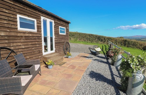 Llanedy Cottage | SYCHNANT FARM RETREAT, with a garden in Pontarddulais