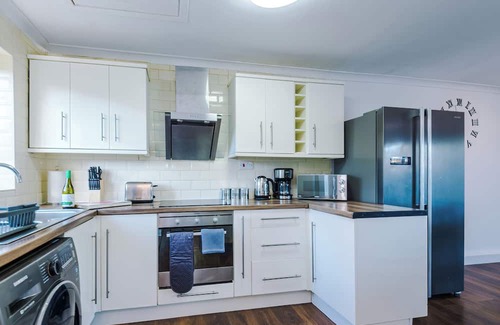 Salford House | *Space Near The City* Driveway Parking, Pool Table, PS4, Sleep up to 8