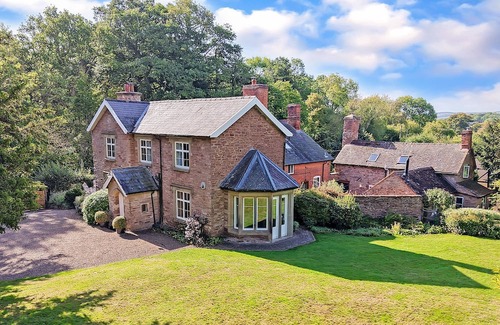 Hay-on-Wye Cottage | Blackway House - sleeps 20 guests in 7 bedrooms