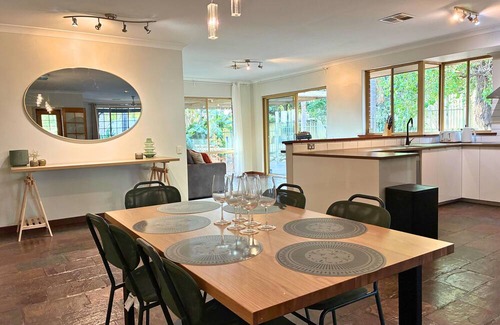 Heathridge House | Sun Soaked House close to Joondalup City and Beach