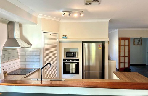 Heathridge House | Sun Soaked House close to Joondalup City and Beach