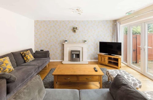 Wyken House | 4-Bed Home for Contractors | Parking | Walk to Hospital