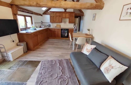 Alcester Cottage | The Milking Parlour - Cottage within farm grounds