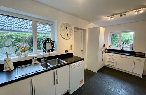 Trafford House | 4 Bedroom House, Sleeps 8- Hot Tub, Pets, Parking
