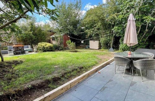 Trafford House | 4 Bedroom House, Sleeps 8- Hot Tub, Pets, Parking